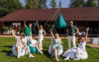 команда рядом с арт-объектом