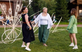 на площадке с арт-объектами