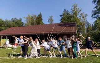 команда представляет инсталляцию